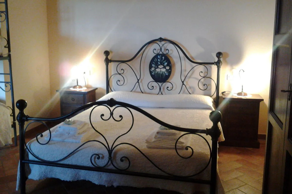 Vista frontale della camera con letto matrimoniale
