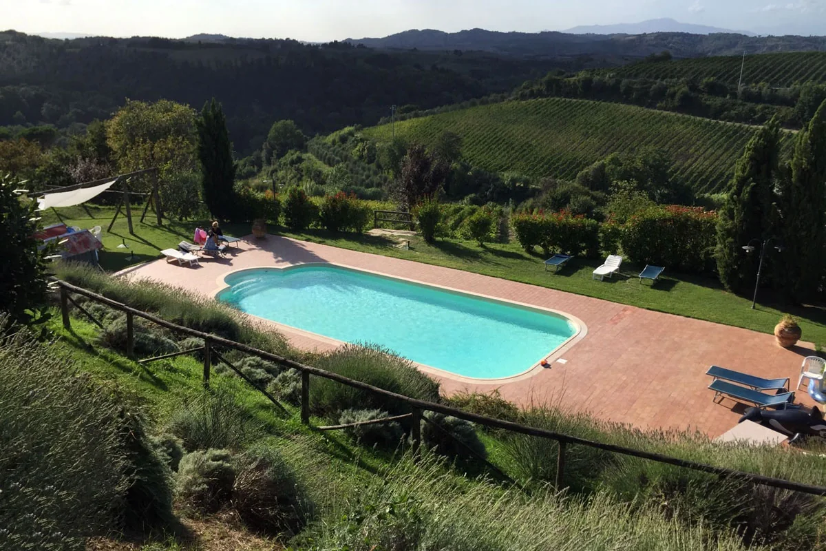 Piscina circondata dal giardino e dalle colline