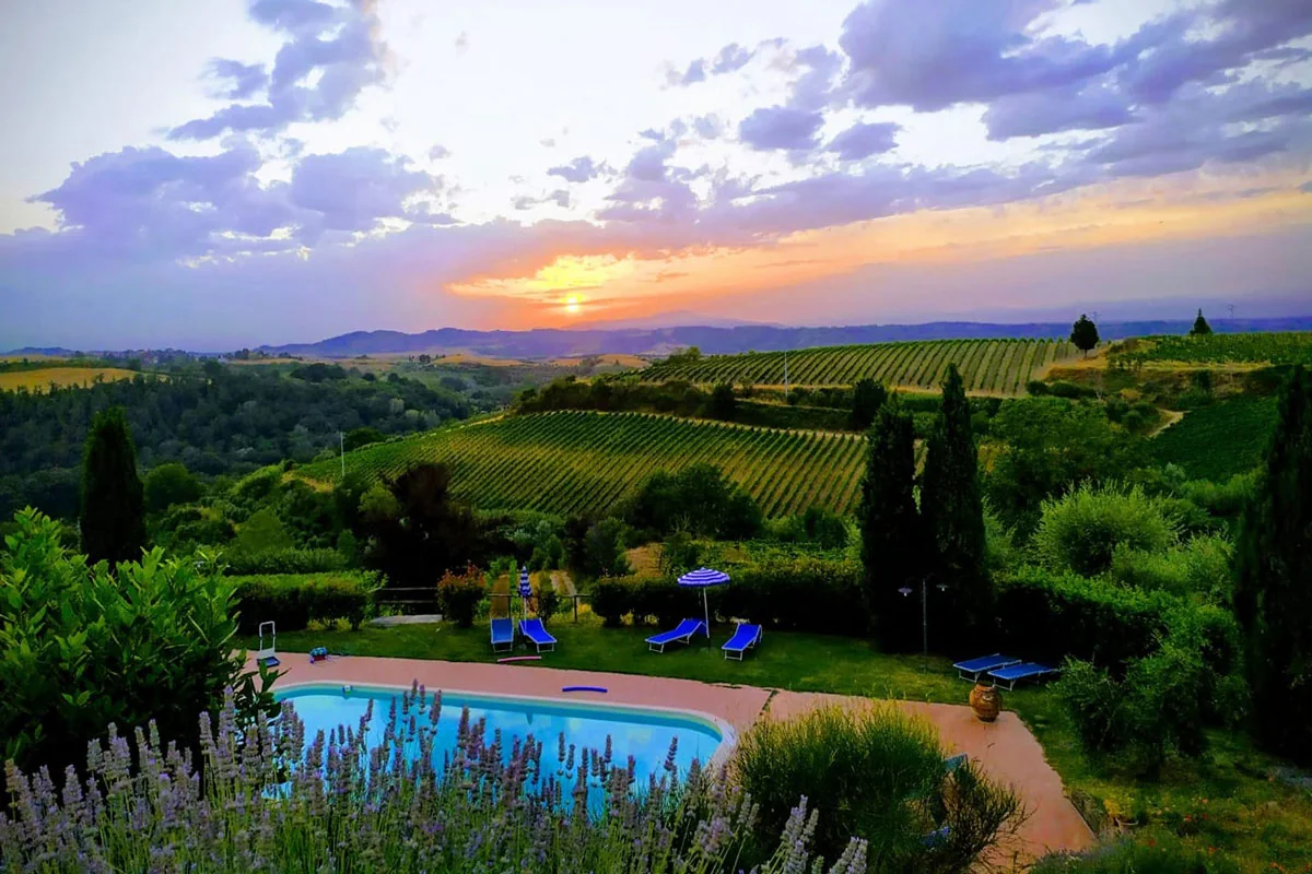 Tramonto sulle colline della Val d’Elsa e sulla piscina