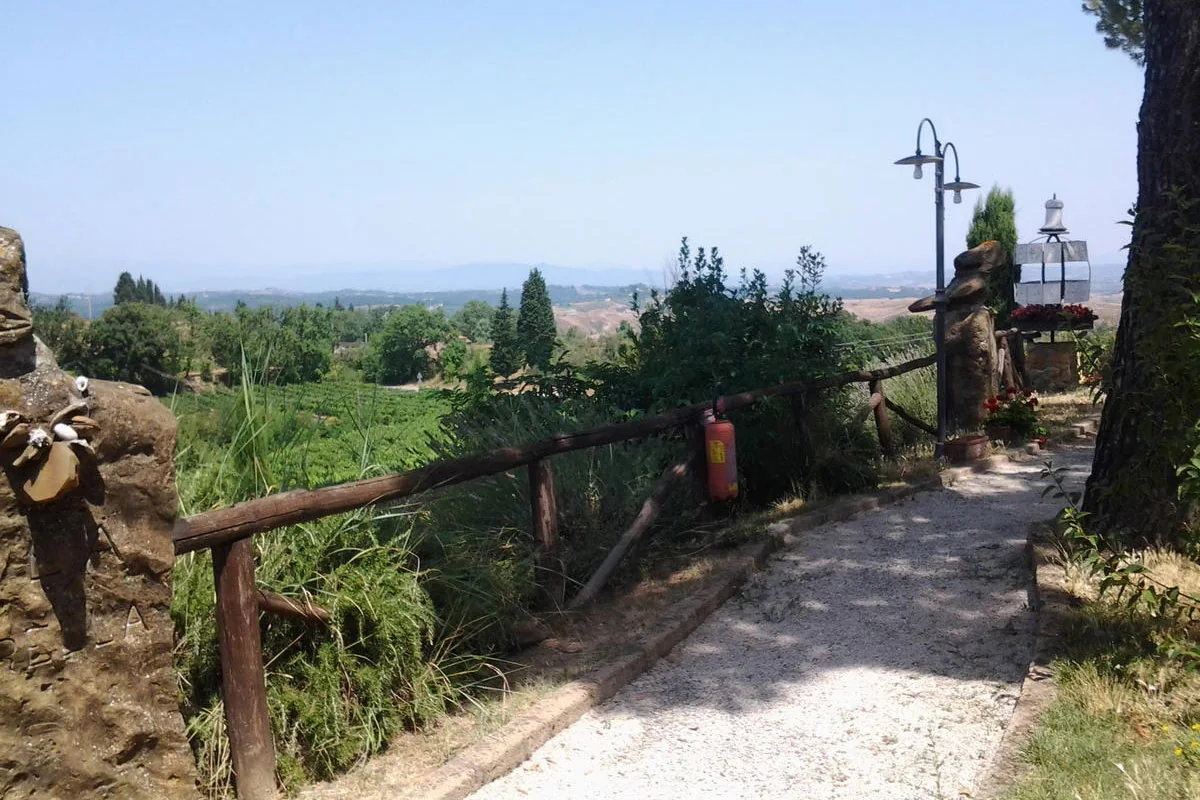 Vialetto d’ingresso con staccionata e vista sulla campagna